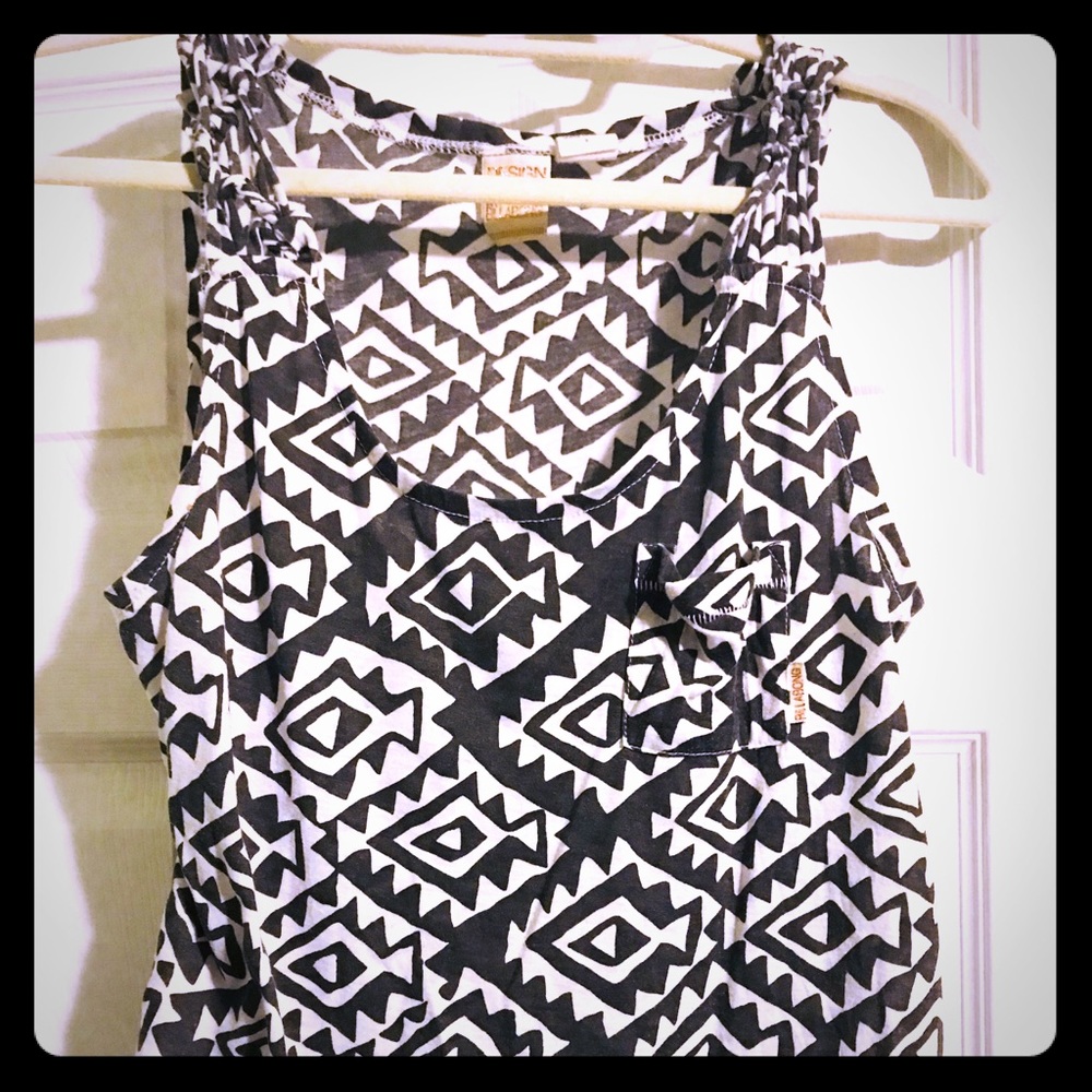 Black/white Billabong crop top